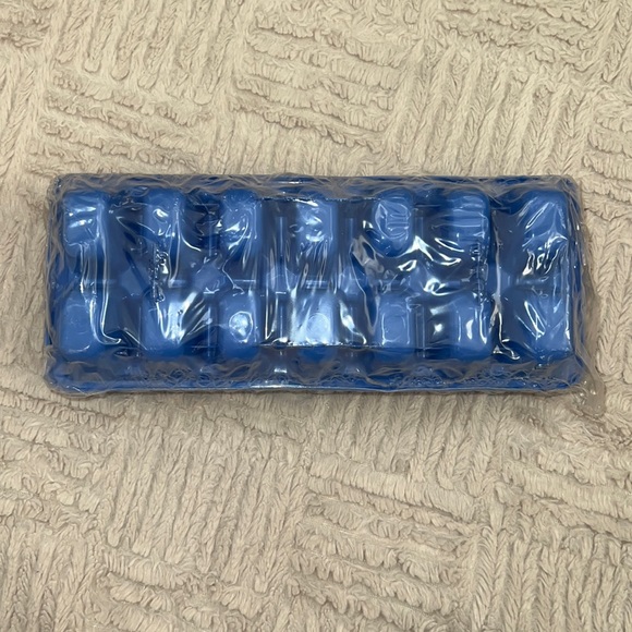 Rubbermaid ice cube trays, blue, 2 trays New in sealed packaging - Picture 5 of 13